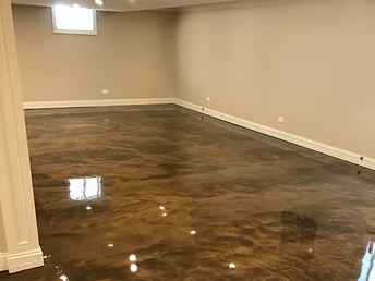 an empty room that has a shiny and metallic stain design of epoxy flooring.